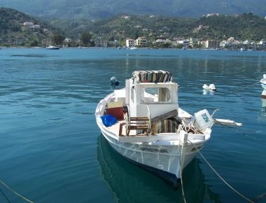 Κρήτη: Ψαράς έριξε τα δίχτυα του σε κόλπο των Χανίων και έβγαλε... αμφορέα 85 εκατοστών!